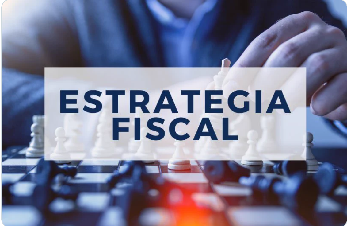 Estrategia fiscal representada sobre un tablero de ajedrez